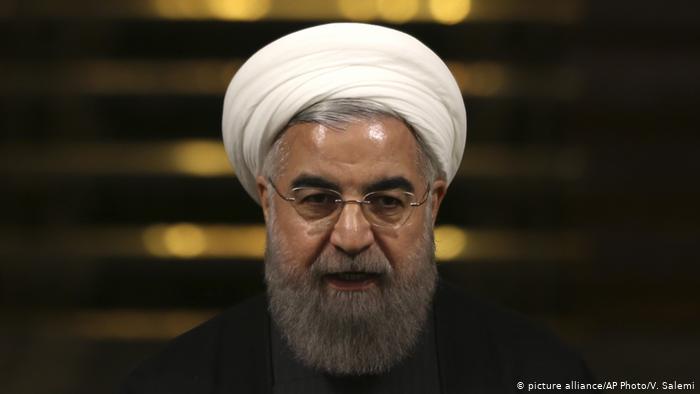 ورود رهبری در مسئله بنزین آبی بود بر آتش ناکارامدی دولت روحانی