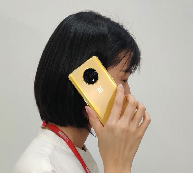 طراح وان پلاس 7T نسخه طلایی رنگ گوشی را به نمایش گذاشت