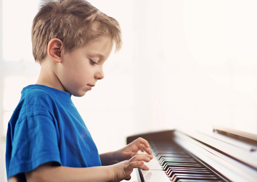 پسر بچه و پیانو