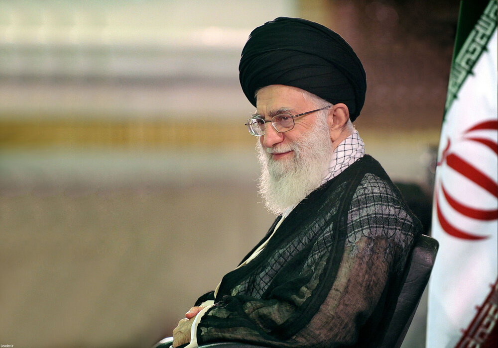 دوست دارم اعتراف کنم که آقای خامنه‌ای! من اشتباه کردم‌ / شما کم اشتباه ترین و مقتدرترین رهبر تاریخ این مملکت هستید! / شما مثل اشکانیان مرزبان خوبی هستید!