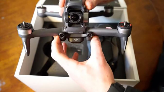 جعبه گشایی اولین پهپاد دید اول شخص DJI پیش از معرفی جعبه گشایی اولین پهپاد دید اول شخص DJI پیش از معرفی