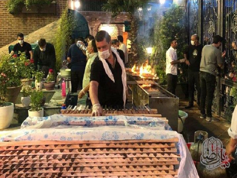 هیأت‌الرضا (ع) اهالی هرندی را به کباب و نان داغ مهمان کرد +عکس