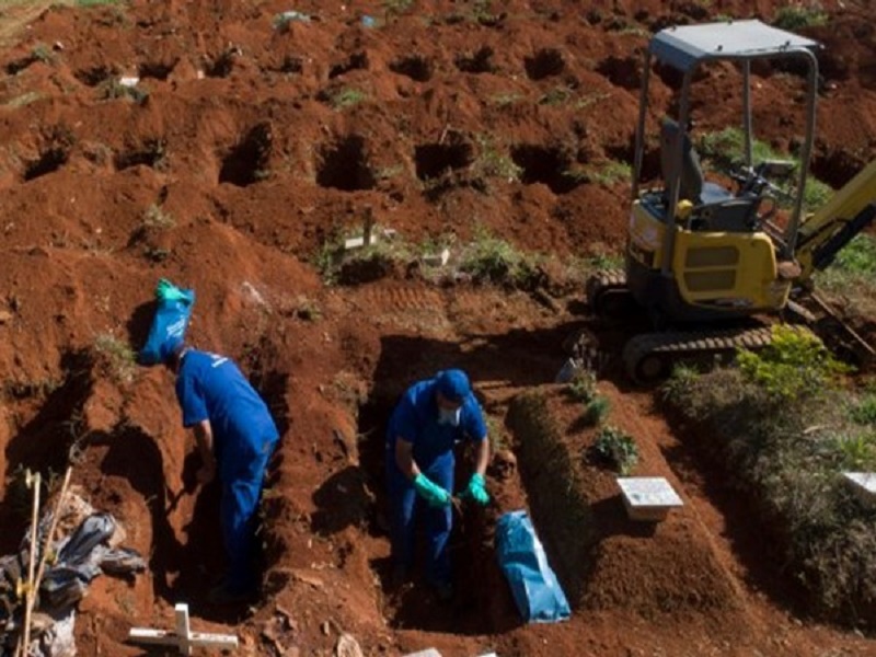 نبش قبر در برزیل برای دفن انبوه اجساد قربانیان کرونا/ تصاویر