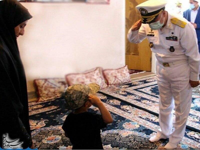 عکسی از احترام نظامی فرمانده نیروی دریایی ارتش به فرزند خردسال شهید حادثه کنارک