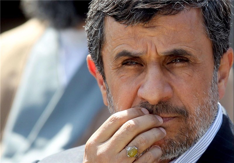 احمدی نژاد و پایی که درازتر از گلیم است