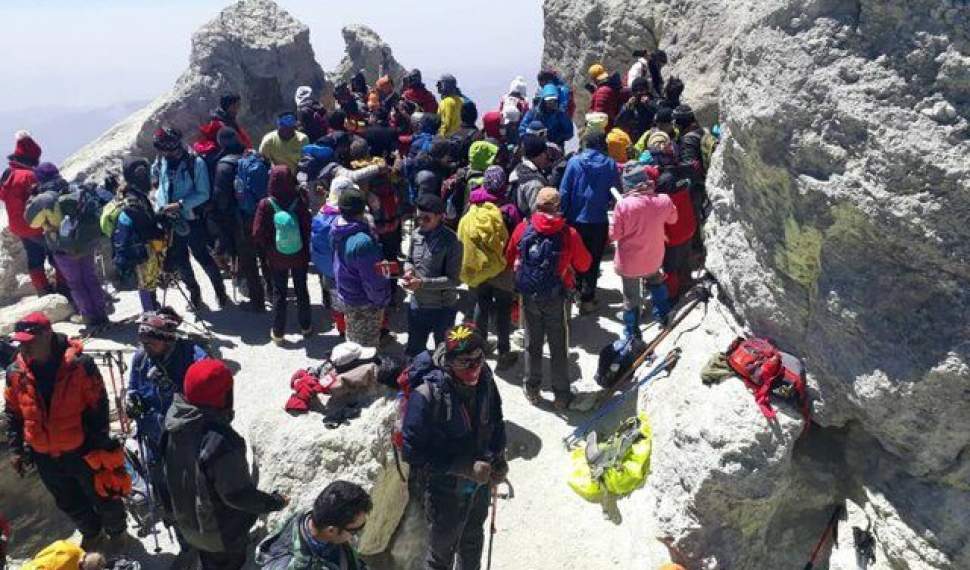 صعود شوم کرونایی 3 هزار کوهنورد به دماوند+فیلم
