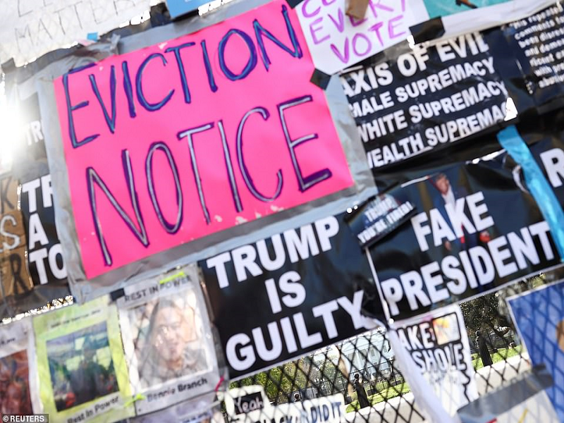 معترضان در مقابل کاخ سفید: ترامپ تو اخراجی / تصاویر