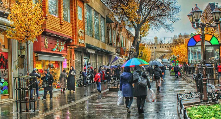 قدم زدن و گشت و گذار در خیابانی که همیشه حال و هوای آدم را عوض می‌کند
