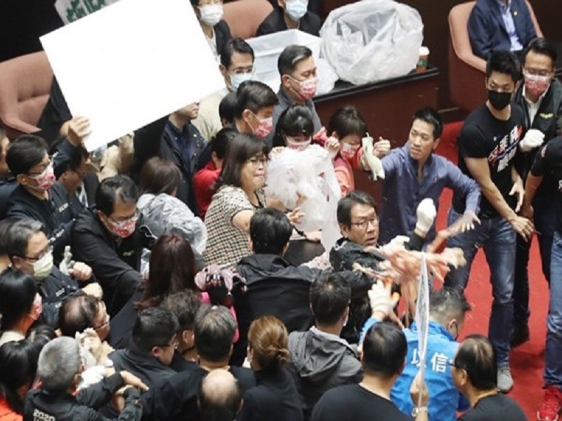فیلم و عکس/ کتک‌کاری شدید در پارلمان تایوان بر سر واردات گوشت خوک از آمریکا