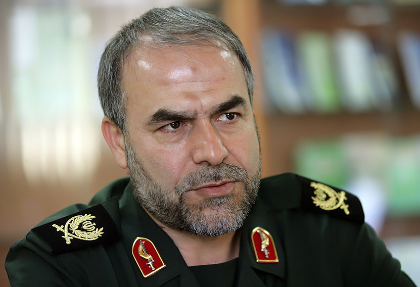 سرداران عزیز؛ لطفا سپاه را وارد حاشیه هایی نکنید که دودش به چشم نظام برود! سرداران عزیز؛ لطفا سپاه را وارد حاشیه هایی نکنید که دودش به چشم نظام برود!