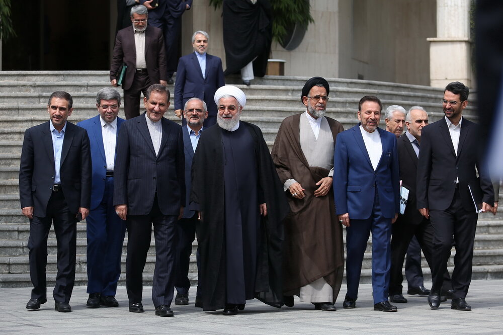 روحانی از روز ارتش هم برای القای دوقطبی‌های انتخاباتی نگذشت!