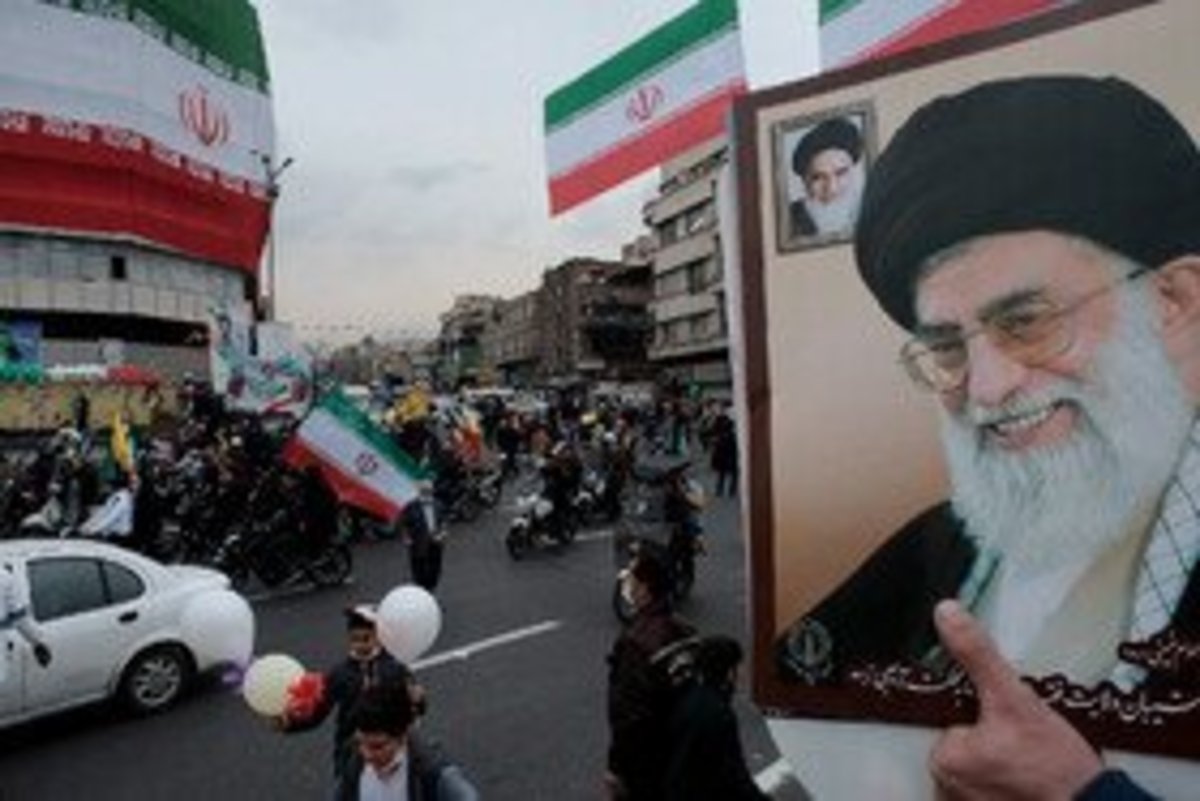 تاکید بر تبعیت از منویات رهبری در قطعنامه پایانی مراسم ۲۲ بهمن ۱۴۰۰