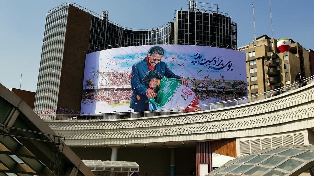 «بوسه بر دست پدر» در میدان ولی‌عصر (عج)