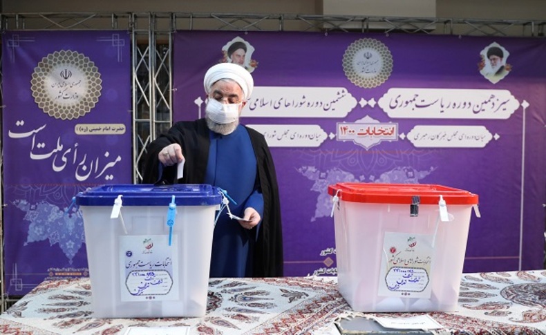 دکتر روحانی رای خود را به صندوق انداخت/ بازدید از ستاد انتخابات کشور