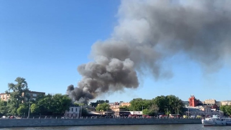 آتش‌سوزی گسترده در انباری در مسکو + فیلم