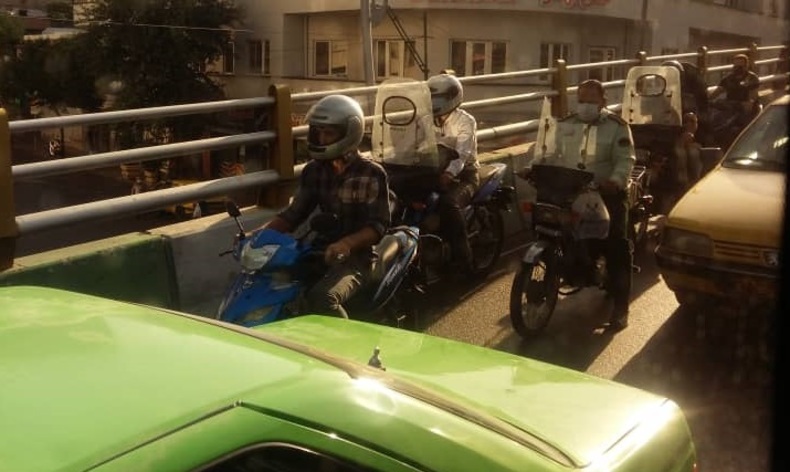 عکسی از پلیس موتورسوار بدون کلاه ایمنی / آیا قانون برای همه یکسان است
