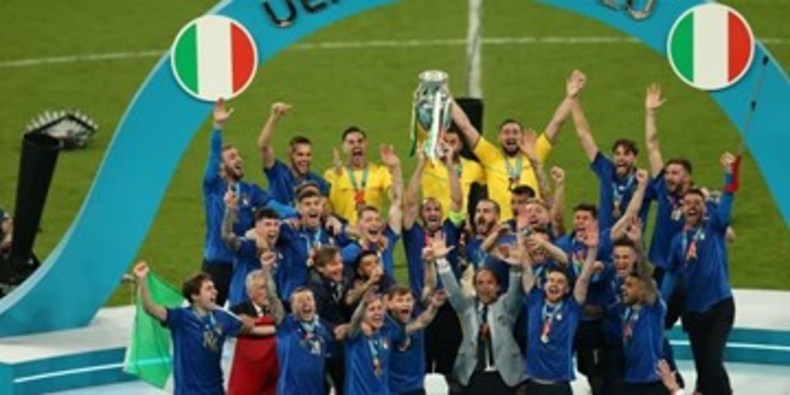 مراسم اهدای جام قهرمانی به ایتالیا + فیلم