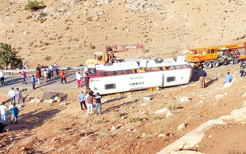 حادثه برای اتوبوس کارگران در قصرشیرین