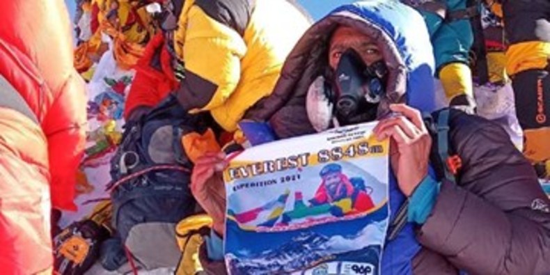 عبور کوهنورد ایرانی از یخچال مخوف اورست