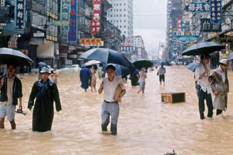 طوفان شدید معاملات صبح بورس هنگ کنگ را تعطیل کرد