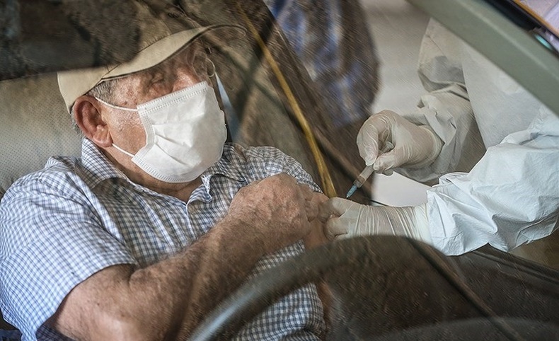 ۱۰ ساعت معطلی سالمندان در مراکز واکسن خودرویی