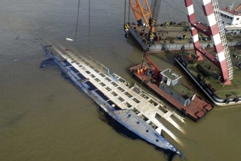 یک کشتی چینی با ۷۰ سرنشین واژگون شد