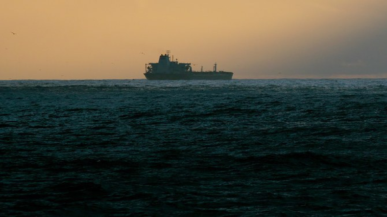 نفتکشی با پرچم لیبریا در دریای عمان دچار حادثه شد