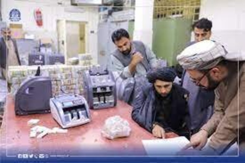 طالبان ۱۲.۴ میلیون دلار از دارایی مقام‌های سابق افغانستان را توقیف کرد