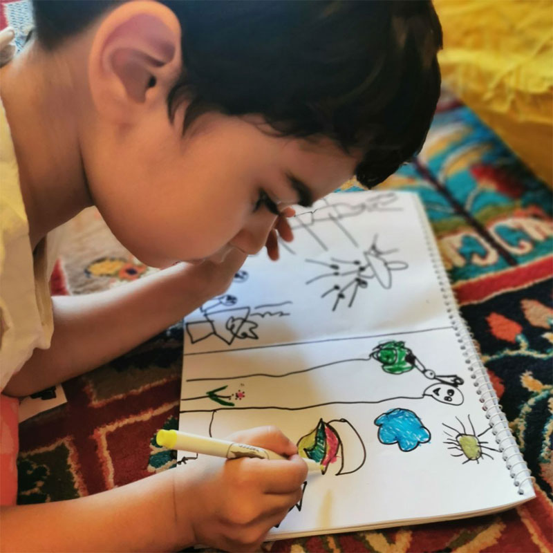 نقاشی آوا مظلومی فر چهار و نیم ساله با نام جنگ و صلح، برای مردم افغانستان