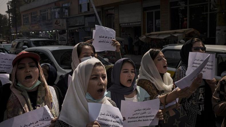 دستور شهردار موقت کابل: زنان سر کار نروند
