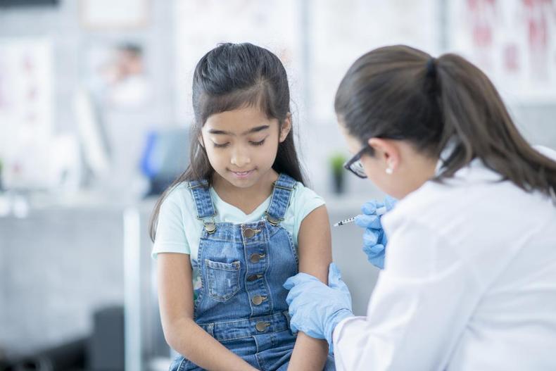 نزدن واکسن کرونا به کودکان ظلم به آنها است