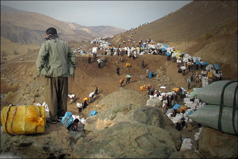 دست در دست هم، برای نابودی تولید