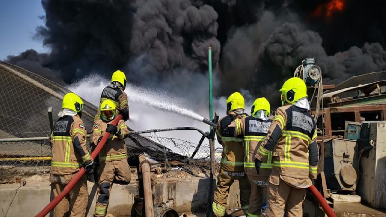 آتش سوزی گسترده در محل پسماند نفتی در دبی