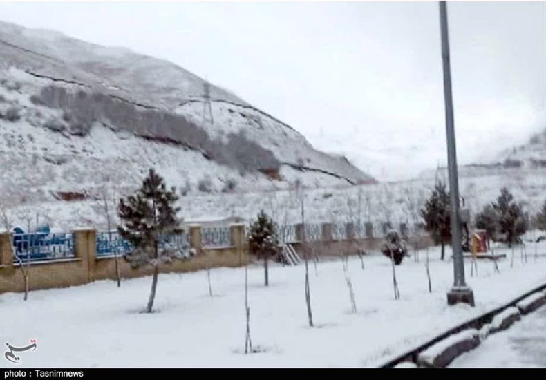 نخستین برف پاییزی استان مازندران را سفیدپوش کرد