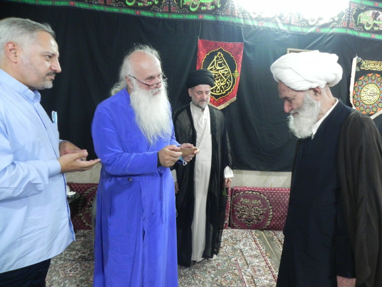اسقف سونگولاشویلی، اسقف اعظم گرجستان به دیدار آیت الله العظمی دوزدوزانی تبریزی رفت