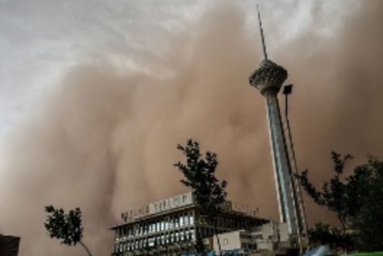 تهران تا ساعتی دیگر غرق در گرد و غبار شدید می‌شود