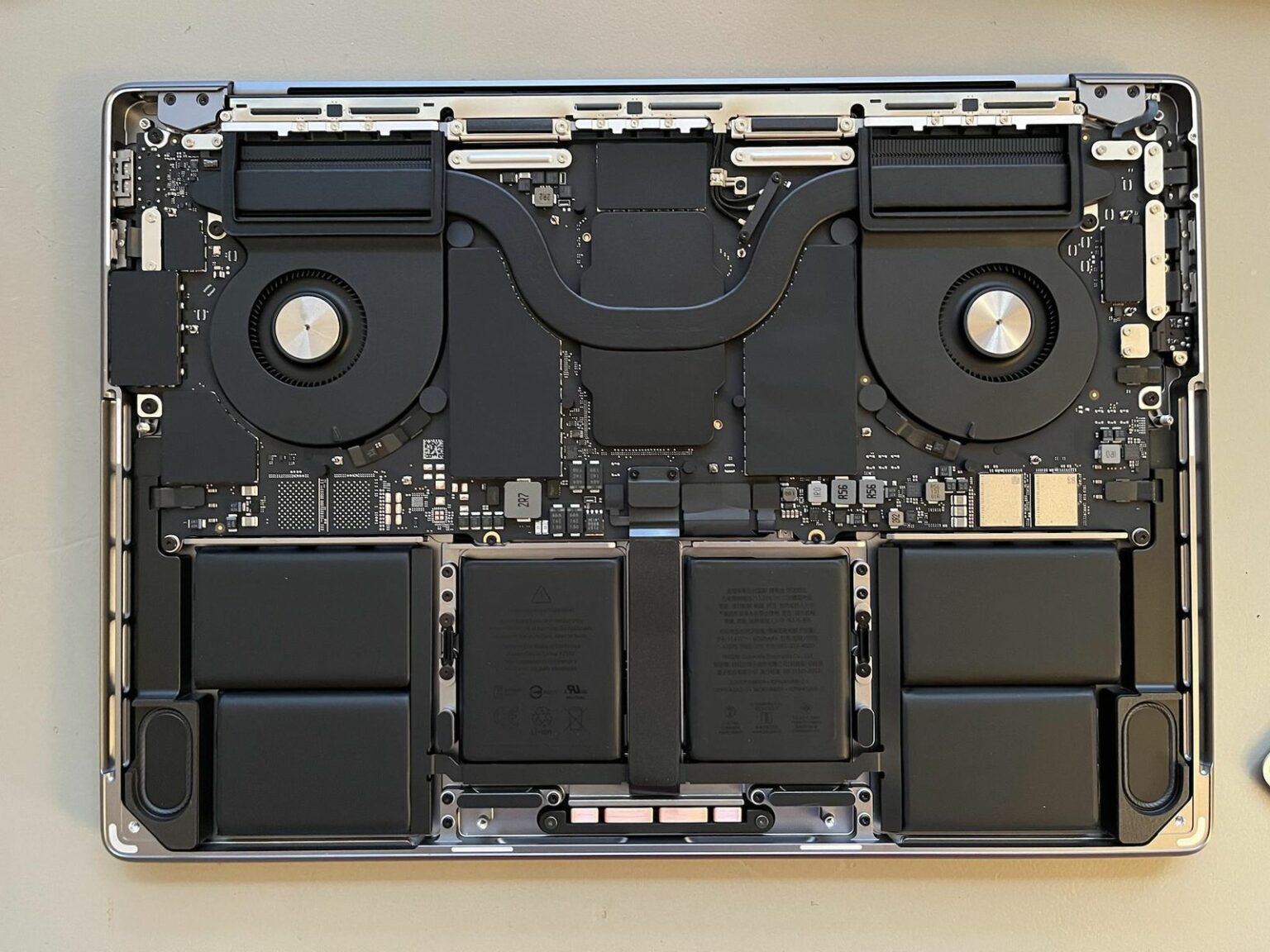 انتشار اولین تصاویر از طراحی داخلی مک‌بوک پرو ۱۴ و ۱۶ اینچی اپل