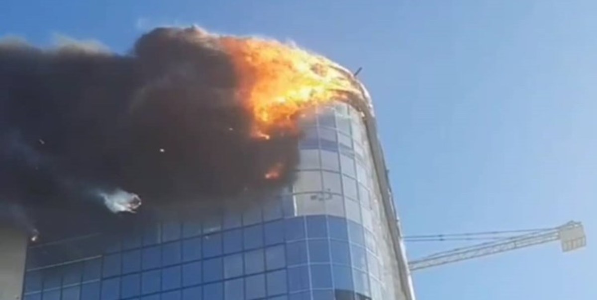 آتش‌سوزی ساختمان تجاری در اردبیل + فیلم