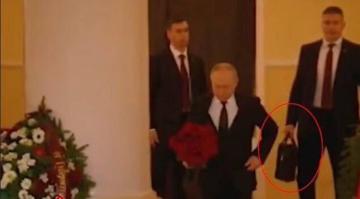 پوتین با کیف هسته‌ای در انظار عمومی حاضر شد