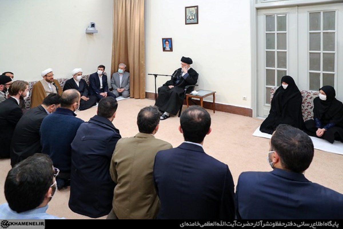 تصویری از دیدار اعضای اتحادیه انجمن اسلامی دانشجویان در اروپا با رهبر انقلاب