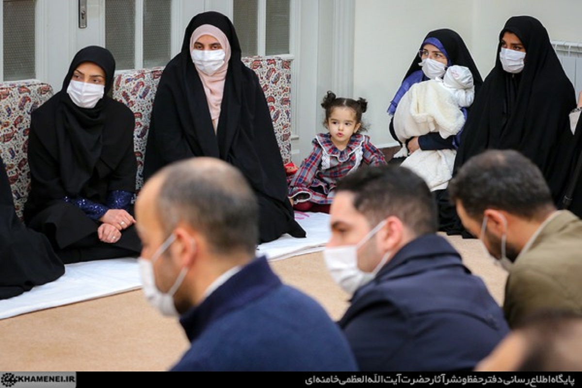 تصویری از دیدار اعضای اتحادیه انجمن اسلامی دانشجویان در اروپا با رهبر انقلاب