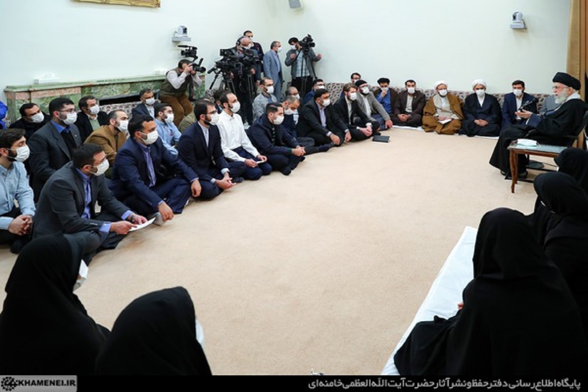 تصویری از دیدار اعضای اتحادیه انجمن اسلامی دانشجویان در اروپا با رهبر انقلاب