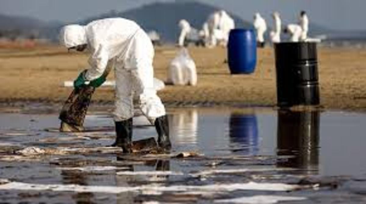 سرازیر شدن آلودگی نفتی پالایشگاه نفت آبادان در اروند رود