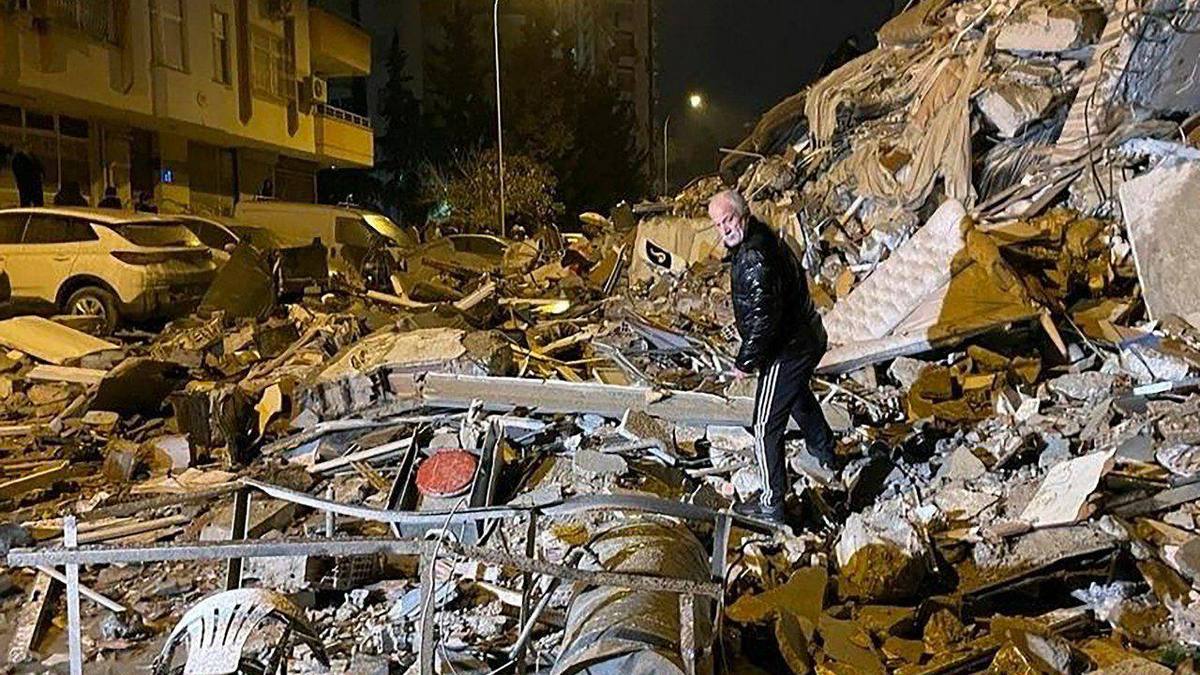 بازیکنان یک تیم والیبال زیر آوار زلزله ترکیه