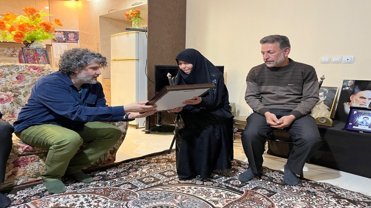 معاون سیما به منزل دو شهید رفت