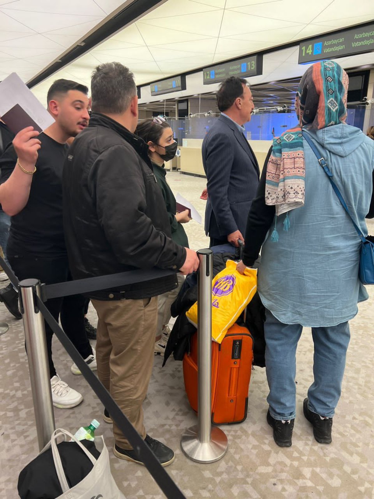 تضییع حقوق و تحقیر مسافران ایرانی در فرودگاه باکو/ آقایان مسئول چشم و دلتان روشن!!