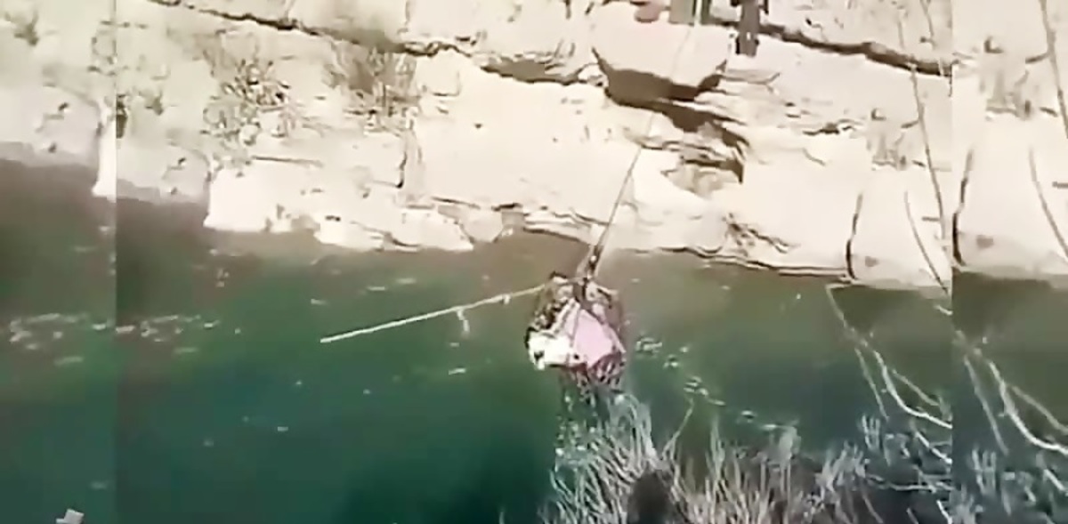 عبور یک مادر و نوزادش با طناب از یک رودخانه چه پیامی به مسوولان روستاهای کشور می دهد؟!