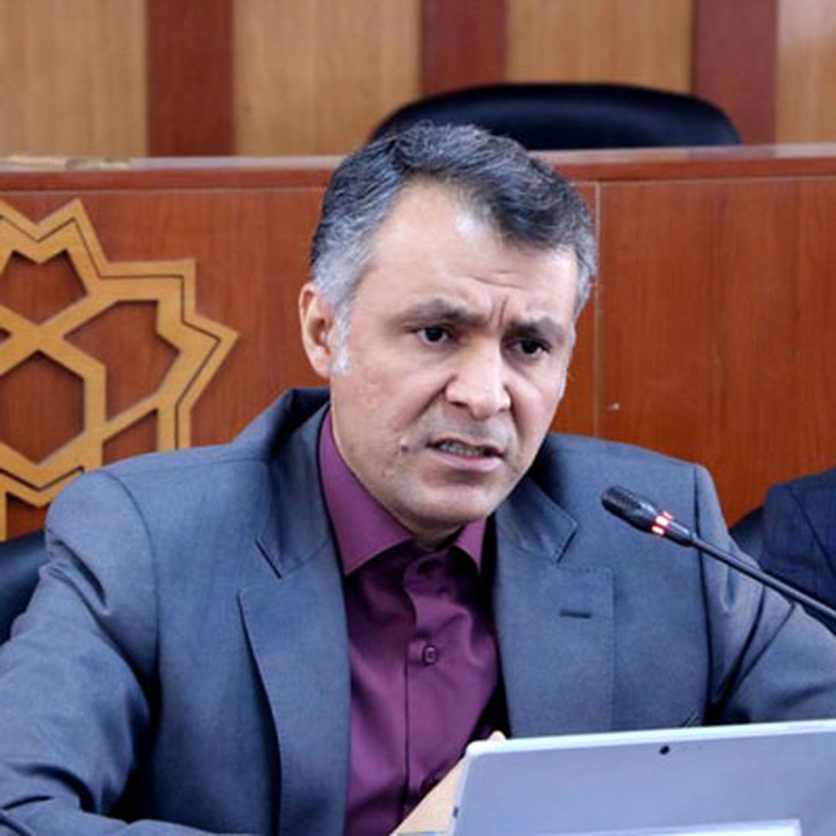 جناب فاضلی، مراقب باشید از بام انتقاد به دام عناد نیافتید
