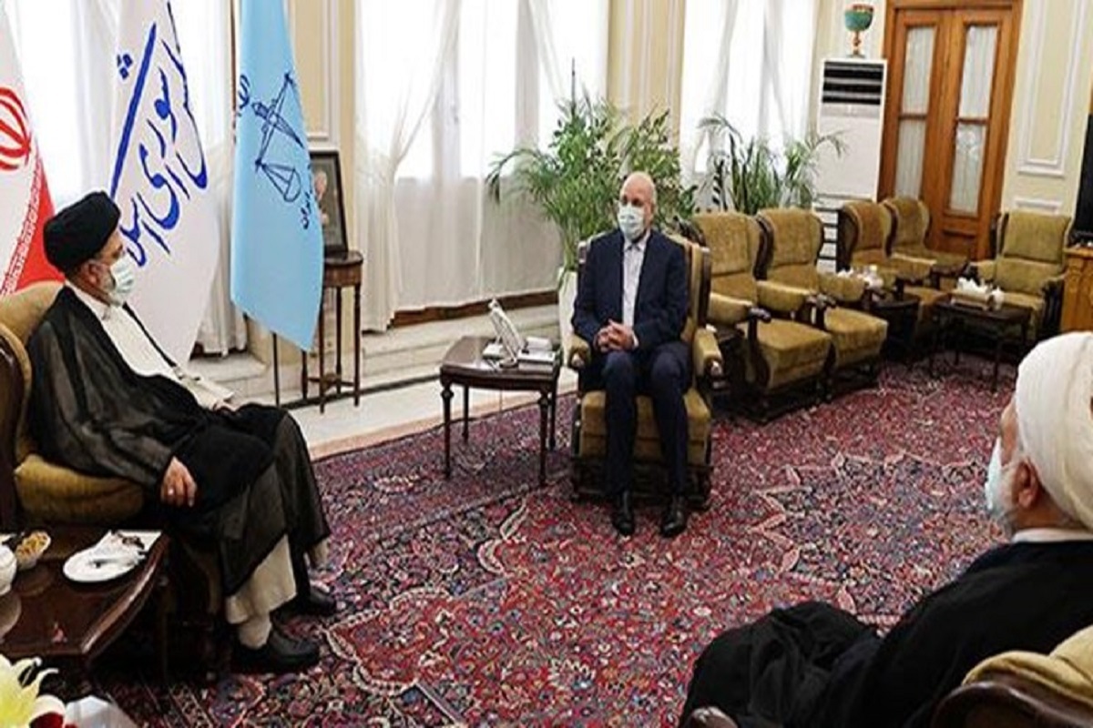 سران قوا: در کوتاه‌ترین زمان، ساختار استفاده از کالابرگ برای عرضه کالا‌های ضروری آماده و اجرا شود