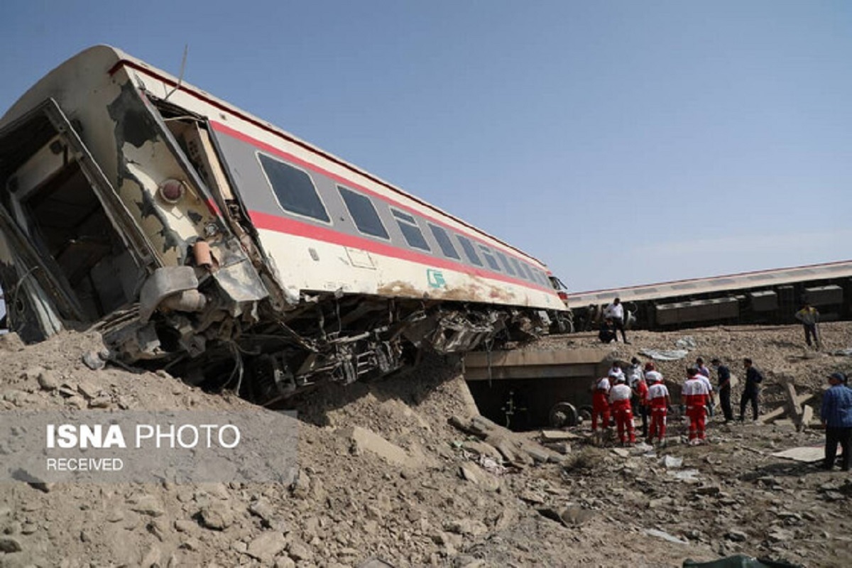 جزئیات جدید از سانحه قطار مشهد – یزد/ راننده بیل مکانیکی مقصر است